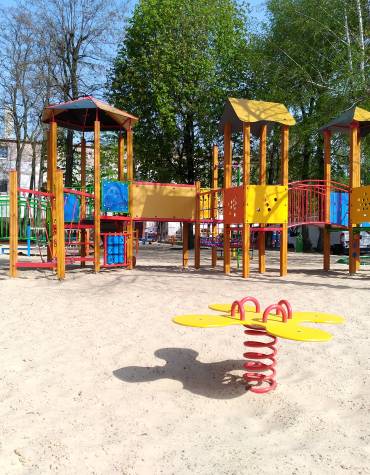Modernizacja placu zabaw przy „Hałabale” zakończona